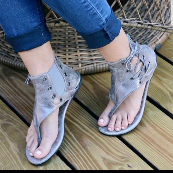 LAST PAIR! SIZE 8 NEW! Adorable Pewter Sandals - Picture 3 of 3